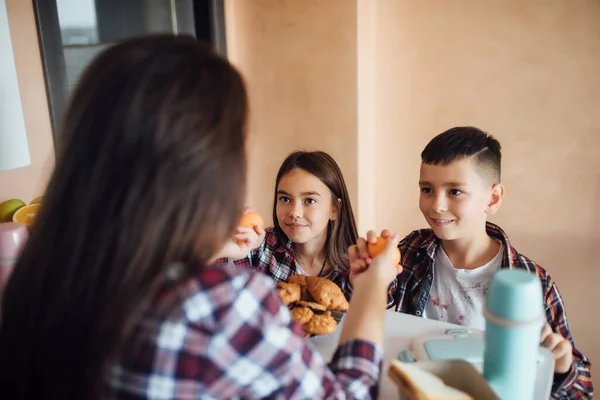 Photo Back Mom Giving Oranges Her Children While Going School — Stock Photo, Image