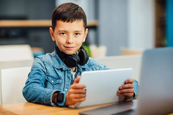 Foto Niño Concentrado Con Portátil Haciendo Tarea Mesa — Foto de Stock