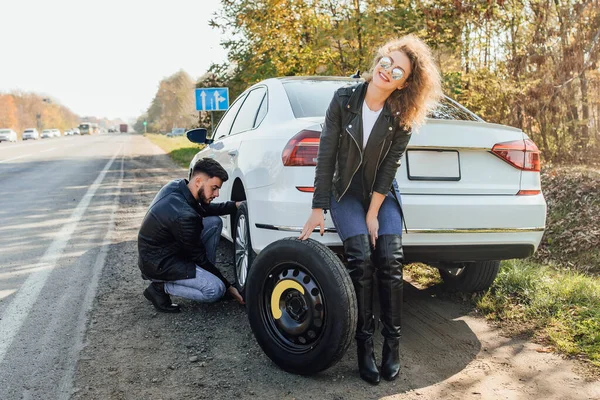Man Mechanic Changing Tire Leaking His Car Broke Woman Car — Stock Photo, Image
