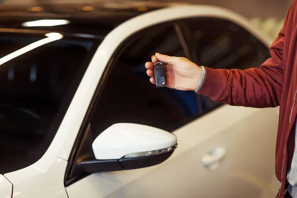 Hombre Sosteniendo Las Llaves Con Coche Blanco Fondo — Foto de Stock