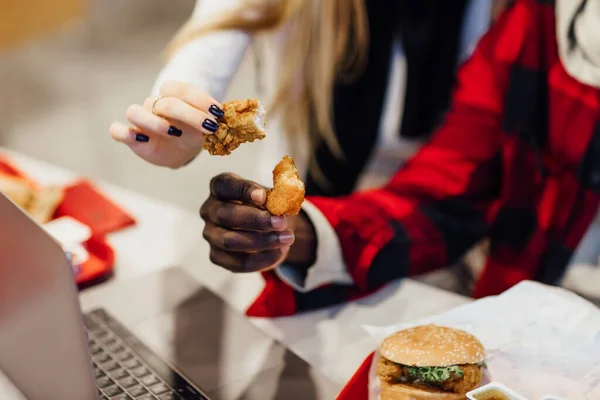 Image Recadrée Café Fast Food Handsat Utiliser Ordinateur Portable Manger — Photo
