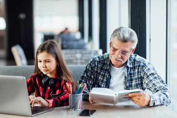 Grand Père Avec Livre Enseigner Dessin Petite Fille Faire Des — Photo