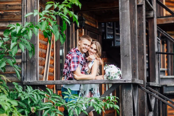 这对年轻漂亮的夫妇在买房子和拥抱之后 住在新房子的近旁 Honeymoon — 图库照片