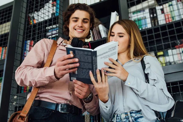 Portret Van Een Jong Stel Het Leesboek Van Bibliotheek — Stockfoto