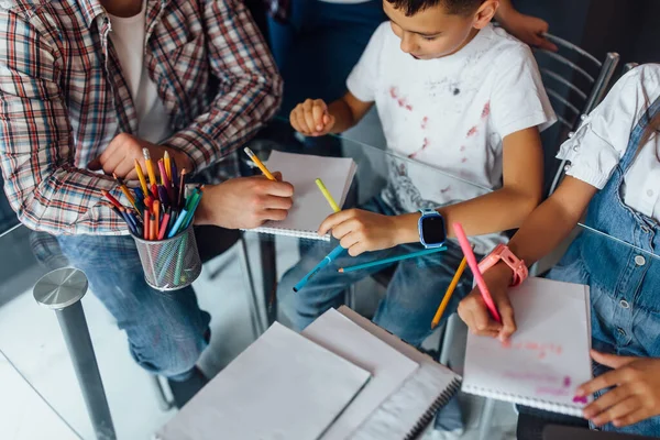 Las Manos Los Niños Haciendo Huellas Manos Cerca Foto Relojes — Foto de Stock