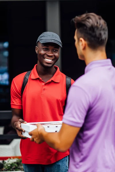 Empregado Sorrindo Homem Que Toma Caixa Pizza Homem Americano Africano — Fotografia de Stock