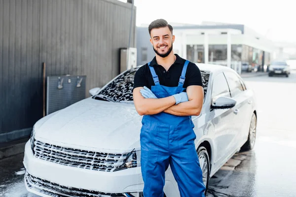 Máquina Lavar Barba Profissional Azul Uniforme Lavagem Carro Luxo Fica — Fotografia de Stock