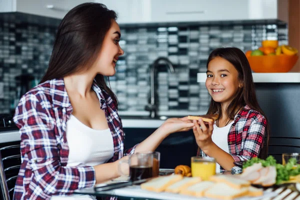 Glückliche Mädchen Der Küche Mutter Und Hübsche Tochter Frühstücken Mit — Stockfoto