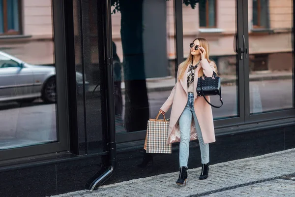 Sommar Livsstil Mode Porträtt Ung Snygg Kvinna Promenader Gatan Bär — Stockfoto