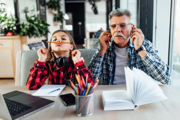 Guapo Abuelo Con Barba Enseñar Dibujo Nieta Con Lápiz Colores — Foto de Stock