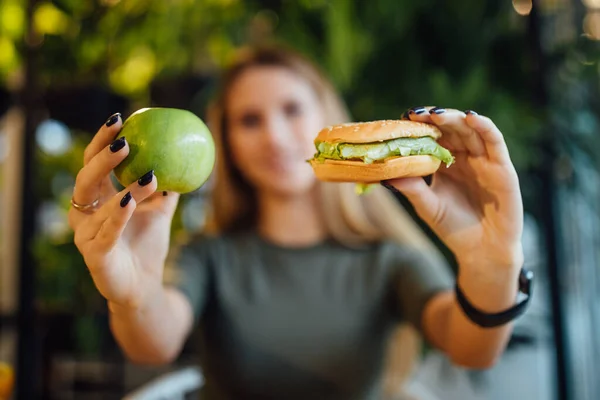 Választás Hamburger Zöld Alma Között Egészséges Táplálkozás Életmód Koncepció — Stock Fotó