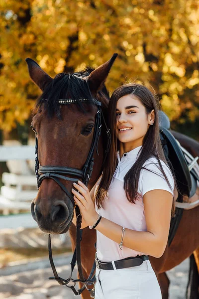 Conceito Animal Inteligente Retrato Mulher Feliz Com Seu Cavalo Rancho — Fotografia de Stock