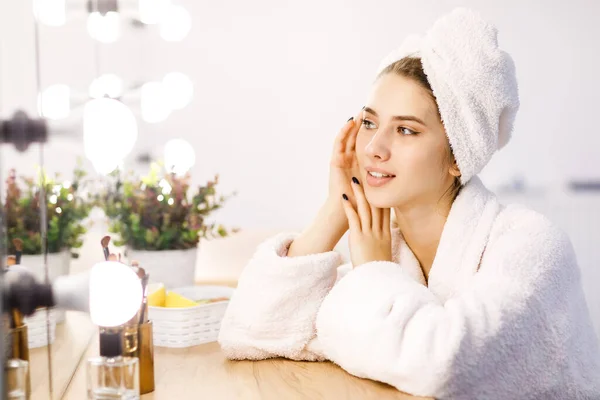 Belle Fille Vêtements Maison Serviette Après Douche Devant Miroir — Photo