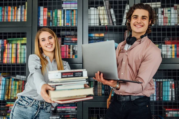 Jeunes Stidents Debout Extérieur Bibliothèque Tenant Ordinateur Portable — Photo