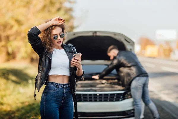 Portrait Beautiful Young Woman Using Her Mobile Phone Calls Assistance — Stock Photo, Image