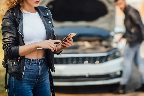 Porträt Der Schönen Jungen Frau Mit Ihrem Handy Anrufe Für — Stockfoto