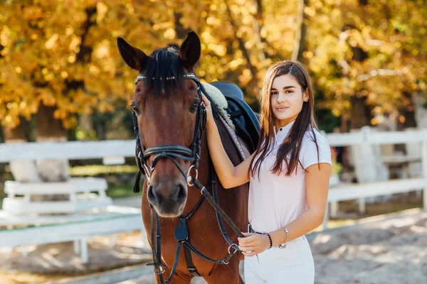 Portarit Mulher Bonita Uniforme Especial Treinador Cavalo Profissional Ficar Com — Fotografia de Stock