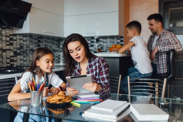 Mama Schaut Etwas Auf Dem Laptop Während Sie Hause Der — Stockfoto