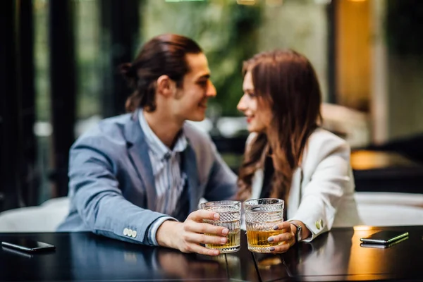 Bild Eines Eleganten Jungen Paares Das Restaurant Einen Cocktail Trinkt — Stockfoto