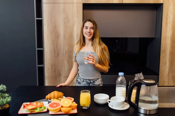 Bella Giovane Donna Che Beve Acqua Cucina Con Cibo Sano — Foto Stock