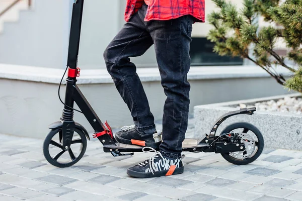 Oigenkännlig Pojke Rullar Scooter Nära Hemmet Ben Nära Håll — Stockfoto