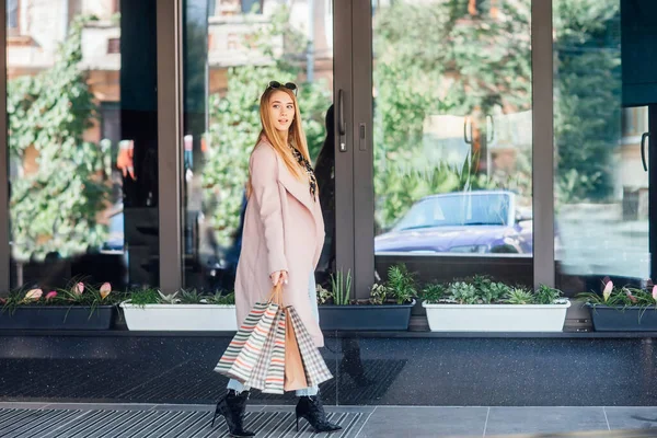 Vacker Kvinna Shopping Köpcentret Solig Dag Promenader Nära Butiker — Stockfoto