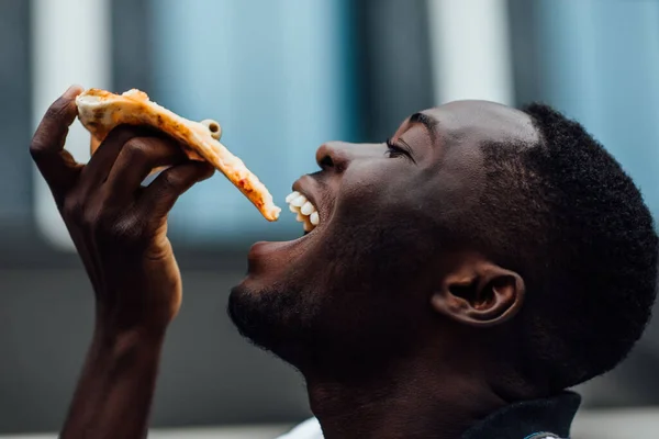 Jovem Come Pedaço Pizza Apetitosa Tipo Faminto Tem Pedaço Pizza — Fotografia de Stock