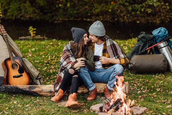 Unga Älskade Par Turister Har Dejt Skogen Attraktiv Ung Kvinna — Stockfoto