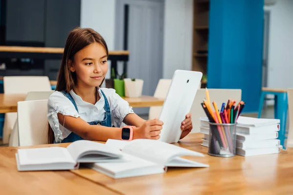 Nettes Und Glückliches Kleines Mädchen Uniform Sitzt Auf Dem Tisch — Stockfoto