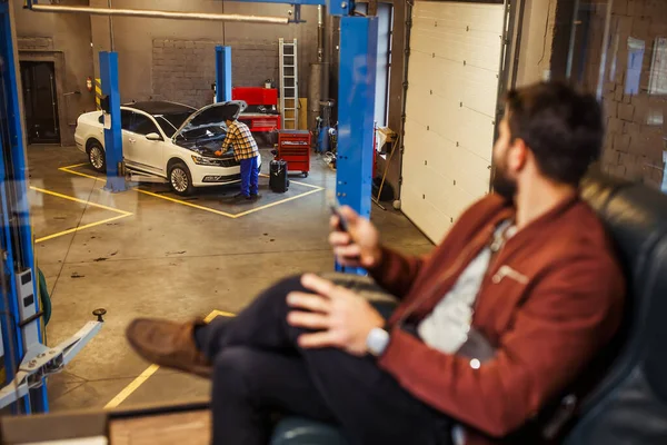 Técnico Automóviles Que Trabaja Con Coche Taller Mientras Cliente Mira — Foto de Stock