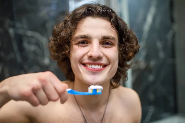 Gesundheitswesen Zahnhygiene Menschen Und Schönheitskonzept Lächelnder Junger Mann Mit Zahnbürste — Stockfoto