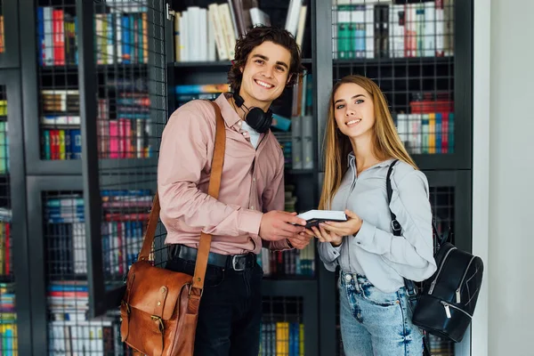 Glada Studenter Par Biblioteket Har Diskussion Bok — Stockfoto