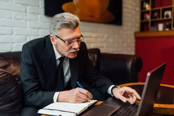 Pensativo Anciano Freelancer Masculino Gafas Pensando Diseño Creativo Para Sitio — Foto de Stock