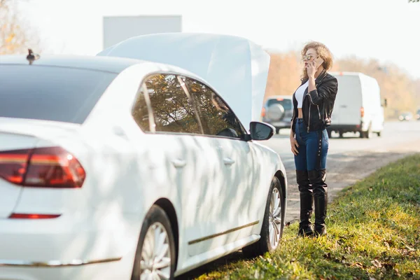 Young Blonde Woman Standing Broken Car Popped Hood Talking Her — Stock Photo, Image