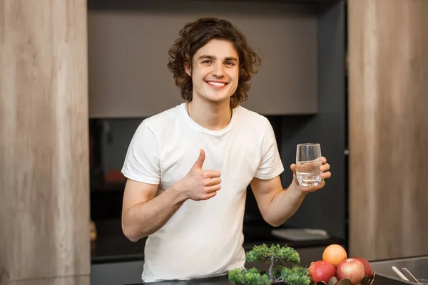 Yakışıklı Adam Modern Mutfakta Kalıyor Sabahları Bir Bardak Içiyor Sağlıklı — Stok fotoğraf