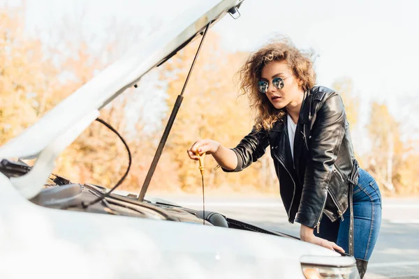 Young Woman Driver Standing Broked Car Open Hood — Stock Photo, Image