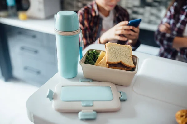 Gesneden Beeld Lunchbox Tafel Met Thermoskan Klaar Voor School — Stockfoto