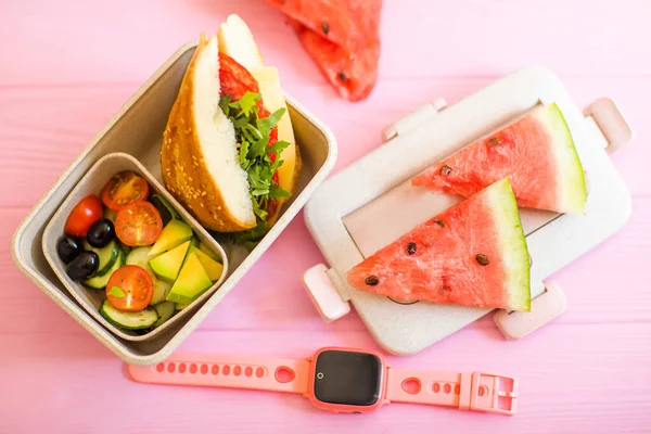 Gezond Ontbijt Lunchbox Met Cornflakes Yoghurt Verse Abrikozen Pruimen Druiven — Stockfoto