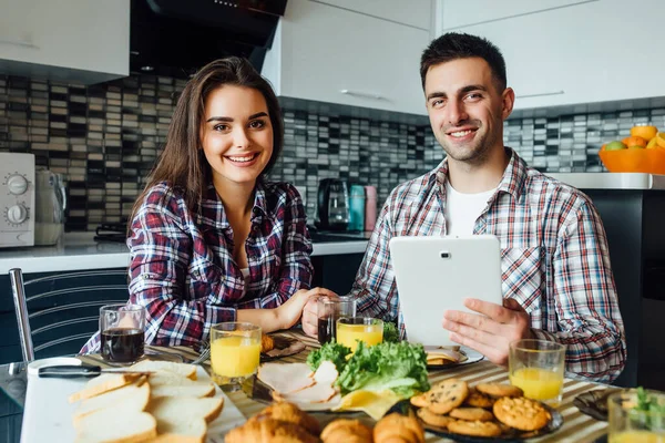 Young Beautiful Couple Man Woman Have Breakfast Together Morning Kitchen — Stock Photo, Image