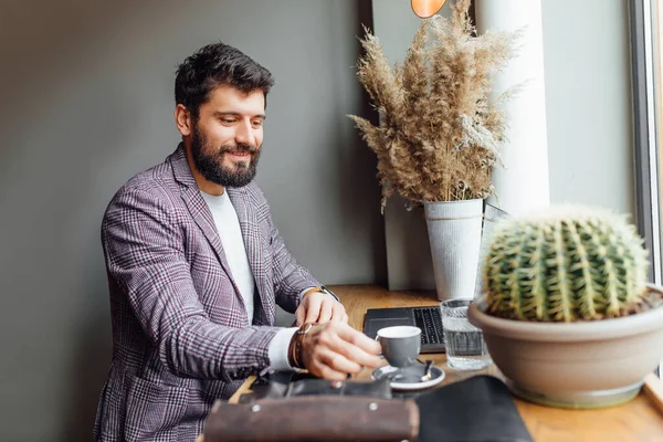 Heureux Homme Élégant Utilisant Ordinateur Portable Café Tout Asseyant Table — Photo