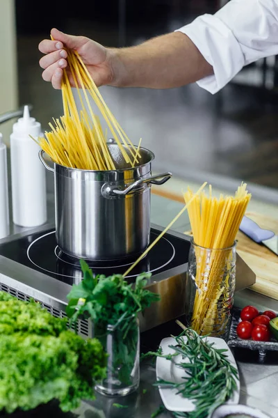 Foto Vicino Cuoco Capo Professionista Bollire Spahhetti Attrezzatura Cucina — Foto Stock