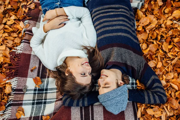 Ovanifrån Lyckliga Par Kärlek Liggande Filt Tillsammans Picknick Hösten Koncept — Stockfoto