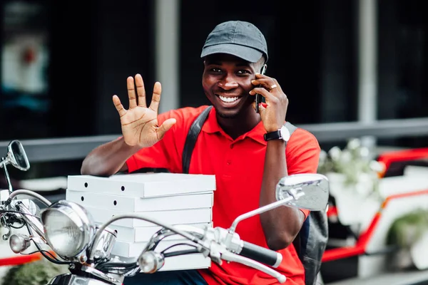 Πορτρέτο Του Νεαρού Χαρούμενος Αφρικανός Δέχεται Την Παραγγελία Από Τηλέφωνο — Φωτογραφία Αρχείου