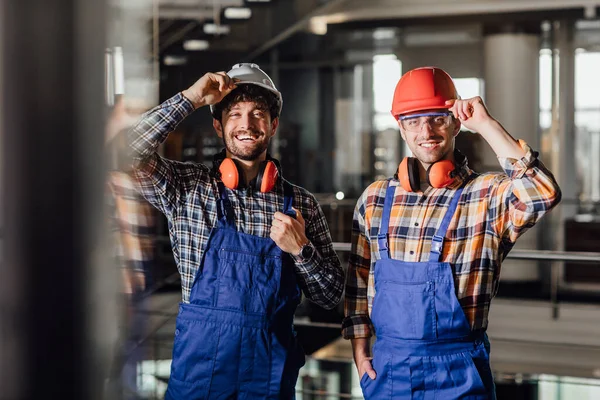 Zwei Junge Bauarbeiter Arbeitsuniform Und Helm Bereit Für Die Arbeit — Stockfoto