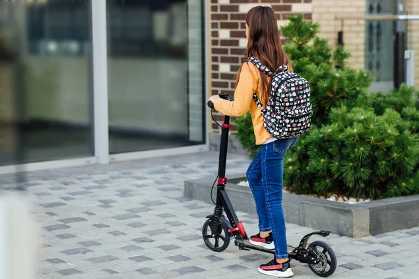 一个骑摩托车在城市公园里的小女孩 — 图库照片