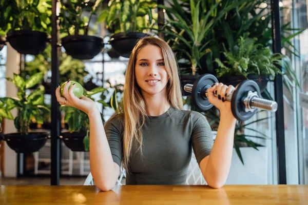 Retrato Una Chica Bastante Deportiva Sentada Gimnasio Moderno Sosteniendo Manzana — Foto de Stock