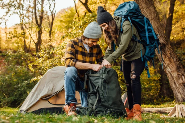 Jovem Casal Bonito Reunir Suas Mochilas Uma Caminhada Mulher Atraente — Fotografia de Stock