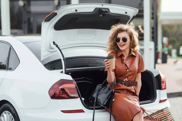 Молодая Счастливая Леди Сумками Покупок Кофе Возле Автомобиля Открытом Воздухе — стоковое фото