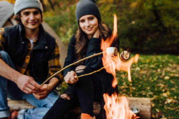 Close Photo Roasting Marshmallows Fire Tent Camping Focus Fire Young — Stock Photo, Image