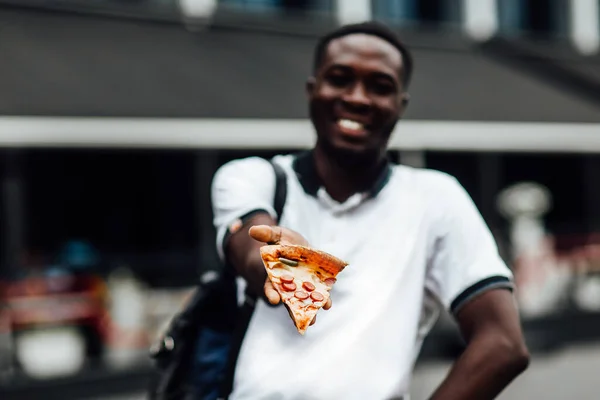 Jovem Bonito Comer Uma Fatia Pizza Rua Conceito Comida Homem — Fotografia de Stock